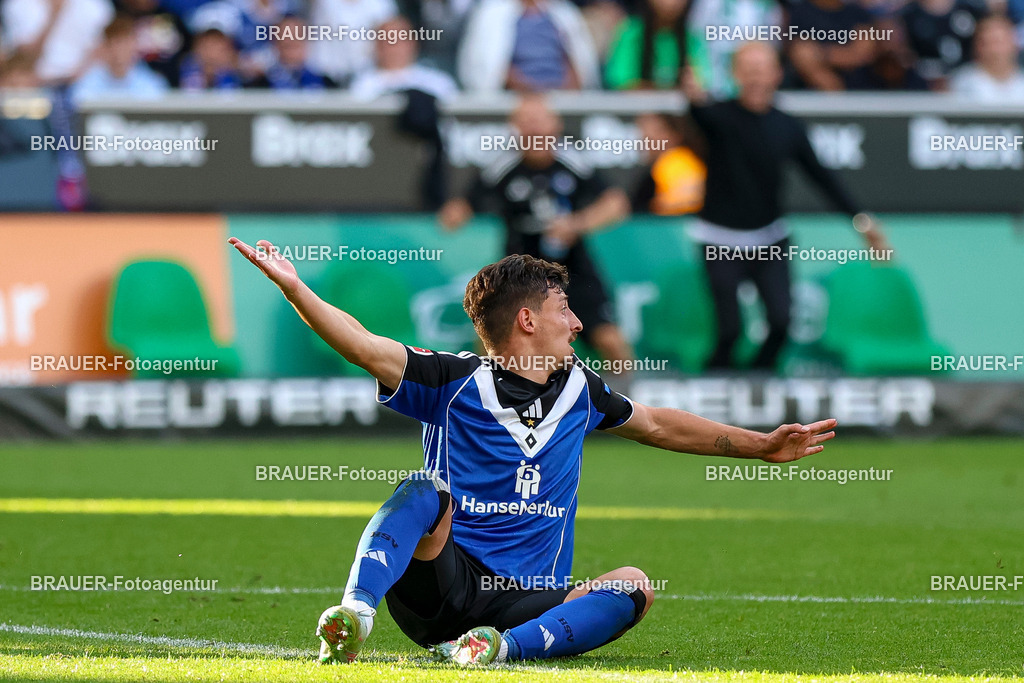 Borussia Mönchengladbach vs Hamburger SV - Bundesliga  | Mönchengladbach, Deutschland, 24.08.25:   Giorgi Gocholeishvili (Hamburger SV) gestikuliert, Gestik waehrend des Spiels der Bundesliga zwischen Borussia Mönchengladbach vs Hamburger SV im Stadion im Borussia Park(Foto von Brauer-Fotoagentur / Adrian Schlueter)