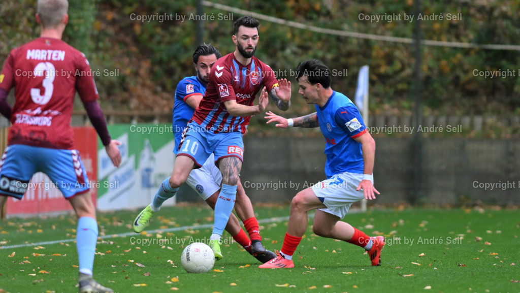 Holstein Kiel II vs SC Weiche Flensburg | Kaan Kurt (Holstein #33) &amp; Matthew Meier (Holstein #17) / Torben Marten (Weiche #3) &amp; Marcel Cornils (Weiche #10) - Fußball-Regionalliga Nord Männer 2024/2025 / Holstein Kiel II vs SC Weiche Flensburg / Citti Fussball Park - Projensdorf / Kiel / 03.11.24 - Realisiert mit Pictrs.com