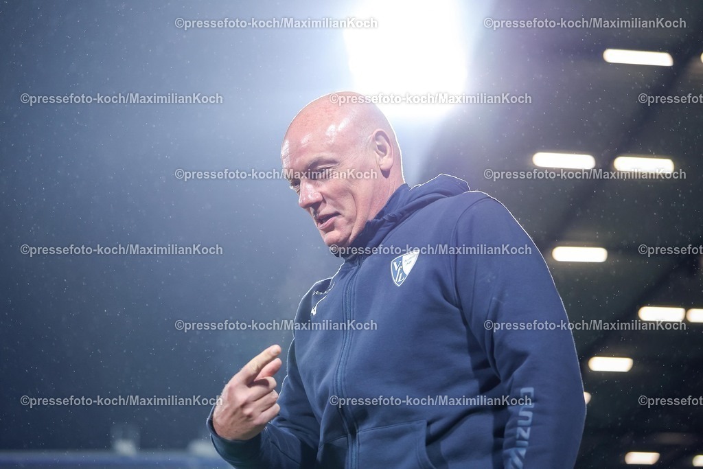 BOC03122501007 | 03.12.2025, Fußball, DFB-Pokal, VfL Bochum - VfB Stuttgart, Achtelfinale, Vonovia Ruhrstadion, Saison 2025 2026: Cheftrainer Uwe Rösler (VfL Bochum #hc) vor dem Spiel  DFB regulations prohibit any use of photographs as image sequences and or quasi-video.