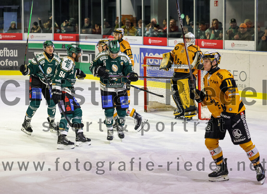 2025-11-02_099_TSV_Erding_gegen_EV_Fuessen | Erding, Deutschland, 02.11.2025:Eishockey, Oberliga Süd 2025 / 2026, 15. Spieltag, TSV Erding gegen EV Füssen, Endergebnis: 2:6Jubel nach dem 1:0 durch Elias Maier (Erding Gladiators, #15)Louis Trattner (Erding Gladiators, #7), Markus Eberhardt (Erding Gladiators, #94), Elias Maier (Erding Gladiators, #15), Torwart Timotej Pancur (EV Füssen, #30), Martins Andzs (EV Füssen, #11)Foto: Christian Riedel / fotografie-riedel.net