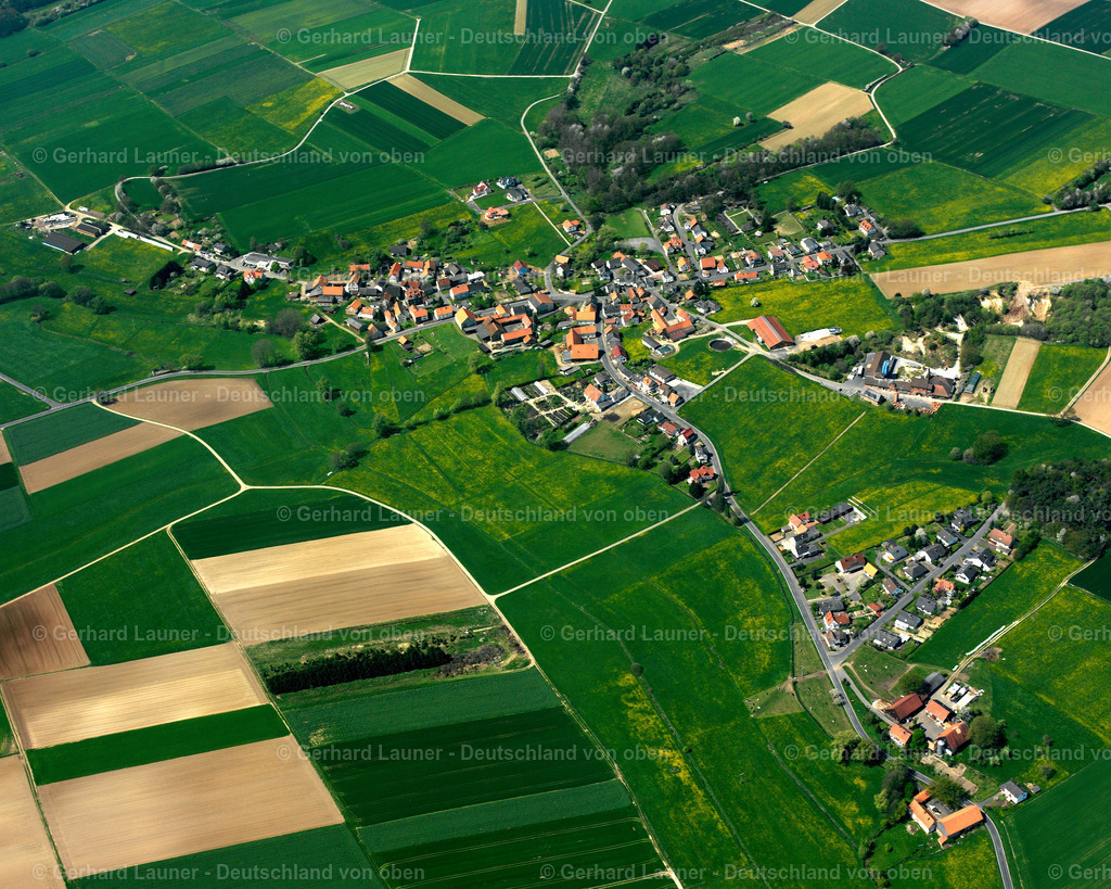 2615077 | SCHWABENROD 07.06.2006 Ortsansicht am Rande von landwirtschaftlichen Feldern und Nutzflächen  in Schwabenrod im Bundesland Hessen, Deutschland // Village view on the edge of agricultural fields and land  in Schwabenrod in the state Hesse, Germany Foto: Gerhard Launer