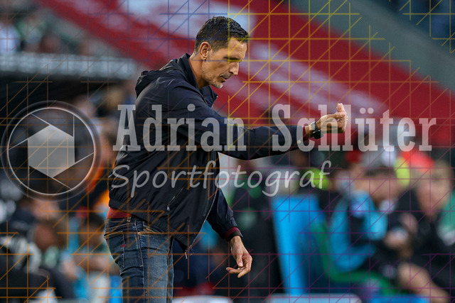 Borussia Mönchengladbach vs Eintracht Frankfurt - Bundesliga  | Mönchengladbach, Deutschland, 27.09.25:   Trainer Dino Toppmoeller gestikuliert, Gestik waehrend des Spiels der Bundesliga zwischen Borussia Mönchengladbach vs Eintracht Frankfurt im Stadion im Borussia Park(Foto von Brauer-Fotoagentur / Adrian Schlueter)