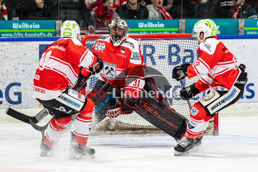 Halbfinale Spiel 3 TSV Peißenberg Miners vs TEV Miesbach | Eishockey Bayernliga Playoffs 2023/2024, Halbfinale Spiel 3 TSV Peißenberg Miners vs TEV Miesbach, 20240315,
Korbinian SERTL (Miners Goali 31) fängt sicher,
2024-03-15 in Peißenberg (Eisstadion)
31 Korbinian SERTL (Miners Goali 31)
Copyright: WolfgangxLindner foto-lindner.de