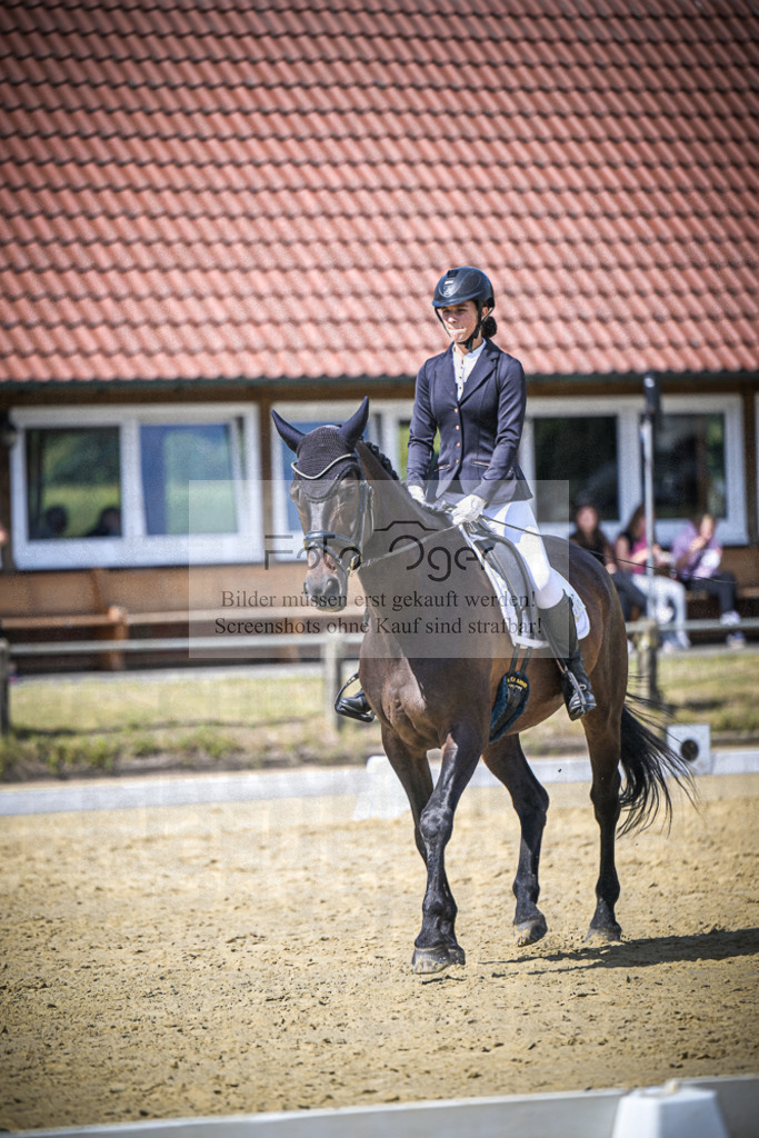 DOS_6851 | Entdecke hochwertige Reitturnierfotos von Foto Oger. Professionell, emotional und authentisch – jetzt Lieblingsmomente im Shop bestellen.Deutschlandweite Turnierfotografie. - Realisiert mit Pictrs.com