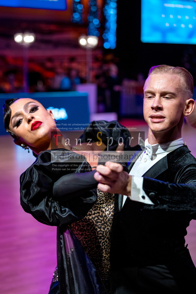 20251212_WDSF_World_Ch_Cup_RS-Std_1026-2 | Tanzsportbilder, Standardtanz, Lateintanz, WDSF, DTV, LTVB, dancecomp, goc, hessen tanzt, blaues band der spree, walzer, tango, wiener walzer, slowfox, quickstepp, samba, rumba, cha-cha-cha, paso doble. jive, hd-kroft photography, turniertanzsport