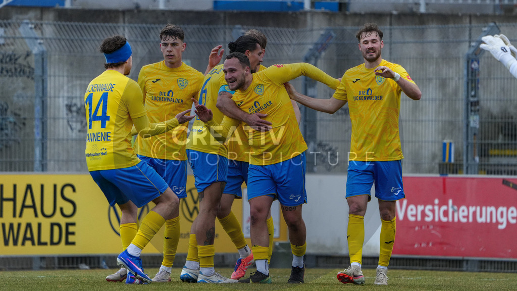 Fußball, Herren, Saison 2025/2026, Regionalliga Nordost, 26. Spieltag, FSV 63 Luckenwalde vs. Greifswalder FC, Samstag 14.03.2026, Werner-Seelenbinder-Stadion Luckenwalde, | Fußball, Herren, Saison 2025/2026, Regionalliga Nordost, 26. Spieltag, FSV 63 Luckenwalde vs. Greifswalder FC, Samstag 14.03.2026, Werner-Seelenbinder-Stadion Luckenwalde, Im Bild: Jubel beim FSV 63 Luckenwalde nach dem Ausgleichstreffer durch Lucas Will. - Realisiert mit Pictrs.com