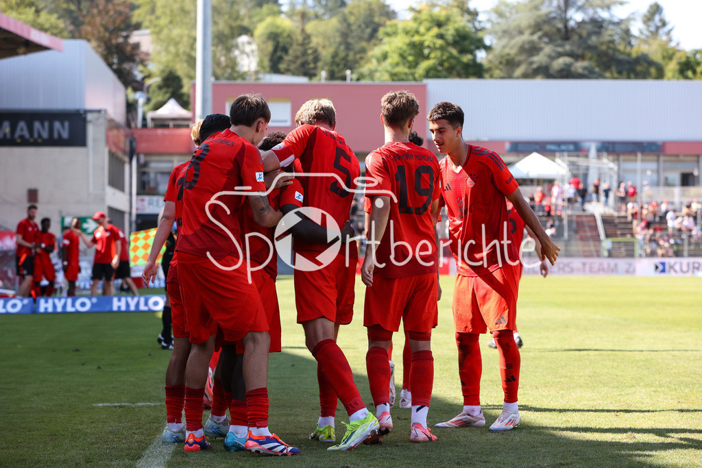 FC Würzburger Kickers - FC Bayern Amateure | Jubel nach dem Treffer zum 1-2 durch Nestory IRANKUNDA (FC Bayern München II #7) / Freude / Happy / Flick Flack / Salto / Regionalliga Bayern: FC Würzburger Kickers - FC Bayern München II, AKON Arena am 24.08.2024