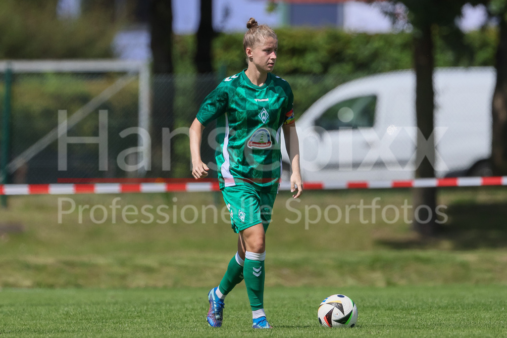Fussball, Testspiel Frauen, Borussia Mönchengladbach - SV Werder Bremen | v.li.: Michelle Ulbrich (SV Werder Bremen, 5) am Ball, Freisteller, Einzelbild, Ganzkörper, Aktion, Action, Spielszene