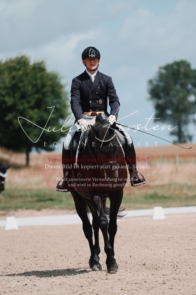 DSC_4042 | Pferde- und Turnierfotografie in Westsachsen. Pferdeportraits, Auftragszeichnungen und intuitive Kunst.