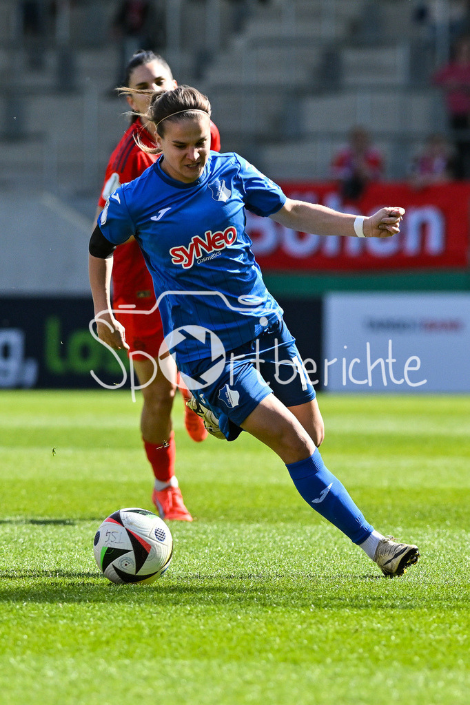 FC Bayern München - TSG 1899 Hoffenheim | am Ball Dominika Ewa GRABOWSKA (TSG Hoffenheim 16) / Einzelfoto / Freisteller / Frauen DFB Pokal: FC Bayern Muenchen - TSG 1899 Hoffenheim, FC Bayern Campus am 22.03.2025