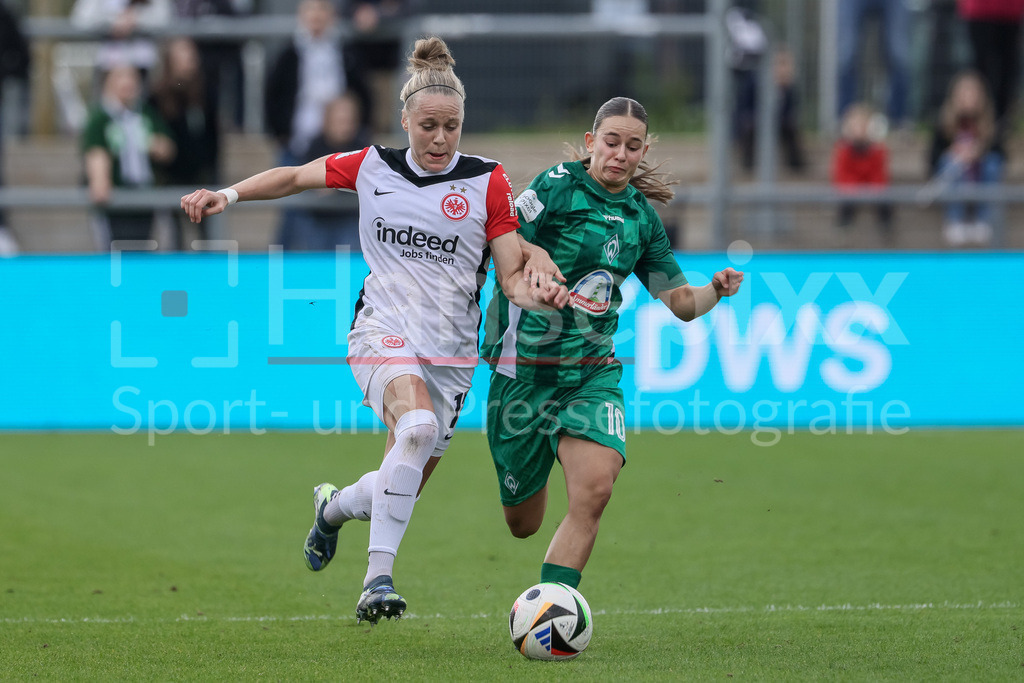 Fussball, Google Pixel Frauen-Bundesliga, Eintracht Frankfurt - SV Werder Bremen | v.li.: Pia-Sophie Wolter (Eintracht Frankfurt, 17) und Tuana Mahmoud (SV Werder Bremen, 10) im Zweikampf, Duell, Dynamik, Aktion, Action, Spielszene, DIE DFB-RICHTLINIEN UNTERSAGEN JEGLICHE NUTZUNG VON FOTOS ALS SEQUENZBILDER UND/ODER VIDEOÄHNLICHE FOTOSTRECKEN. DFB REGULATIONS PROHIBIT ANY USE OF PHOTOGRAPHS AS IMAGE SEQUENCES AND/OR QUASI-VIDEO.
