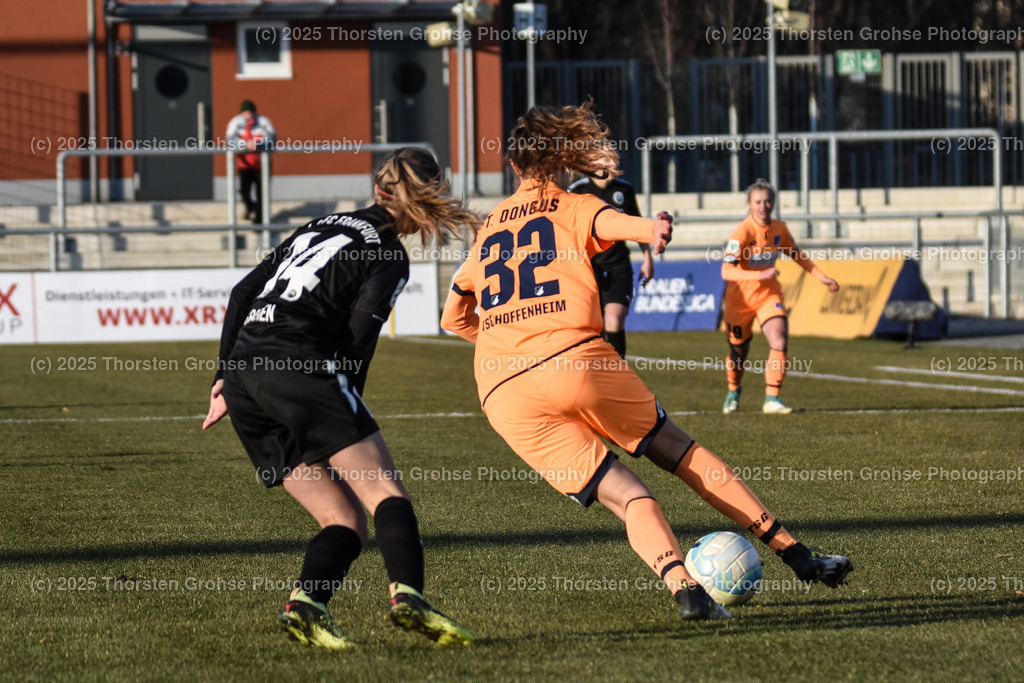 Fussball-BL Frauen 1. FFC Frankfurt vs. TSG 1899 Hoffenheim | Groenen Jackie #14 (1.FFC Frankfurt), Tamar Dongus #32 (TSG 1899 Hoffenheim); Fussball-BL Frauen 1. FFC Frankfurt vs. TSG 1899 Hoffenheim, Fussball-Bundesliga Frauen am 24.02.2018 im Stadion am Brentanobad in Frankfurt/Main, (Deutschland) - Realisiert mit Pictrs.com