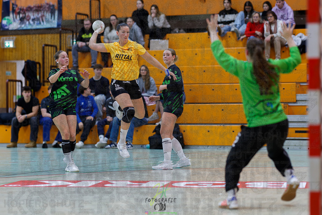Frauen Oberliga Mitte (HHV); HSG Kleenheim/Langgöns II - HSG Eibelshausen/Ewersbach | Frauen Oberliga Mitte (HHV); HSG Kleenheim/Langgöns II - HSG Eibelshausen/Ewersbach am 01.11.2025 in Oberkleen (Weidig-Halle)Photo © 2025 - Jörg Heinrich - Realisiert mit Pictrs.com