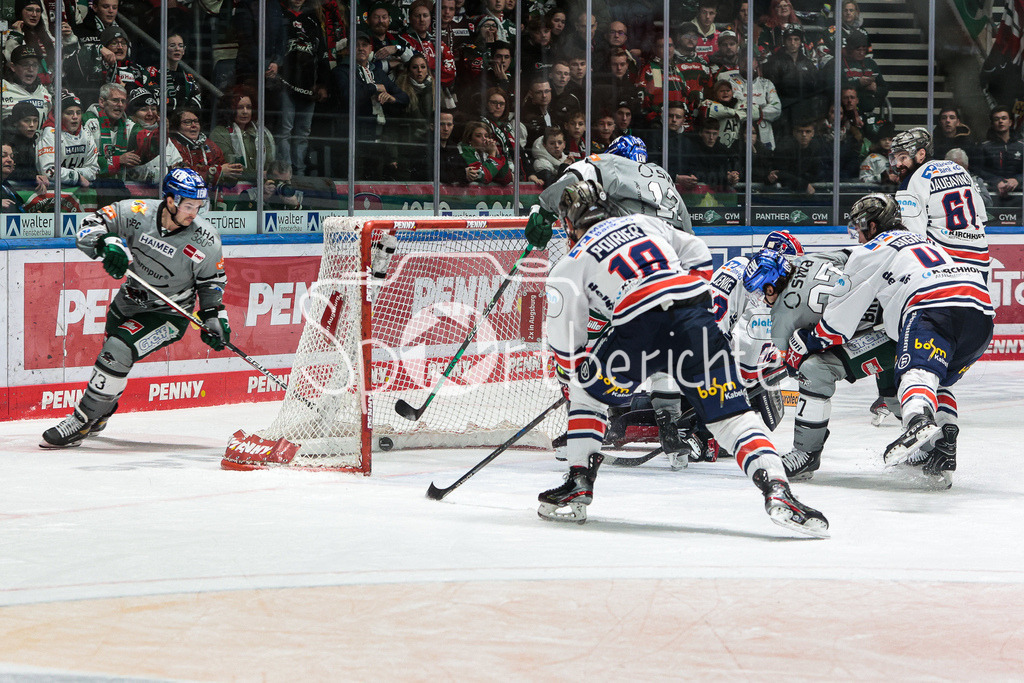 Augsburger Panther - Iserlohn Roosters | Der Puck liegt im Tor - der Treffer zum 2-1 fuer Augsburg