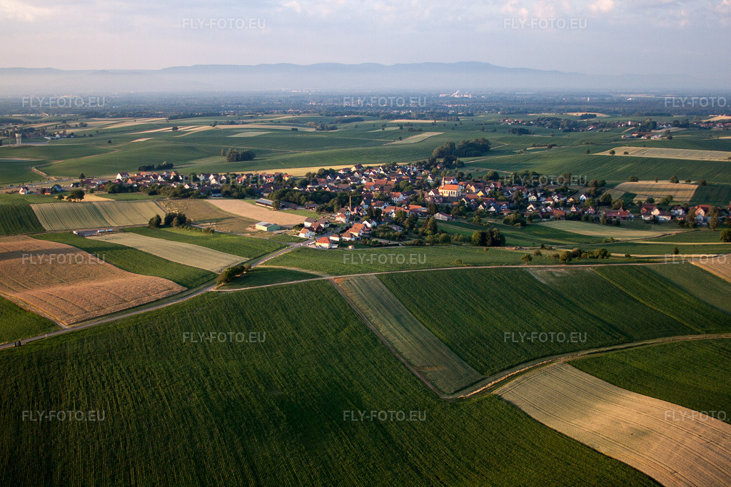 Vue aérienne: Vue de la ville à Siegen dans le département Bas Rhin, France. Photo: IMG_67978.jpg prise le 19/06/2014 par Werner Riehm/FLY-FOTO.euRésolution de l'original: 4752 x 3168 px