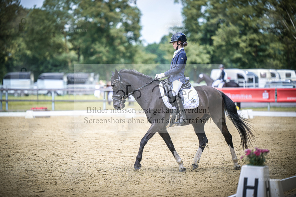 DOS_8009 | Entdecke hochwertige Reitturnierfotos von Foto Oger. Professionell, emotional und authentisch – jetzt Lieblingsmomente im Shop bestellen. - Realisiert mit Pictrs.com