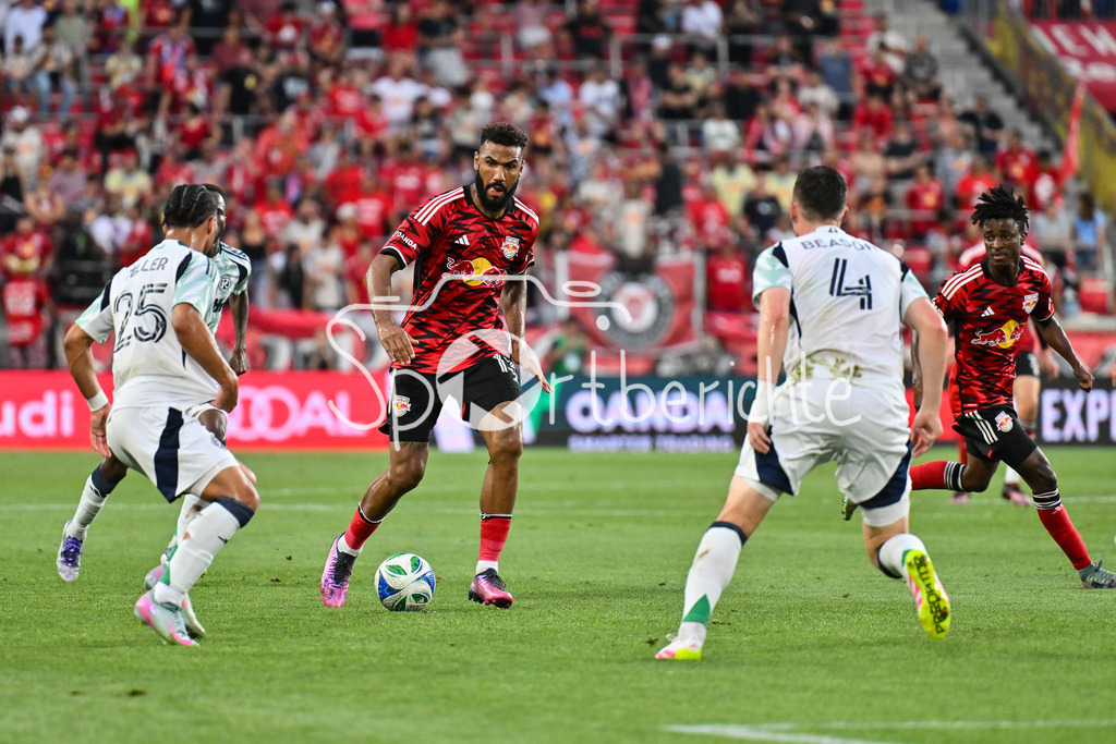 New York Red Bulls - New England Revolution | v. l. Peyton MILLER (New England 25), Eric Maxim CHOUPO-MOTING (New York 13) und Tanner BEASON (New England 4) / Zweikampf / duell / Major League Soccer: New York Red Bulls - New England Revolution, Red Bull Arena am 16.07.2025