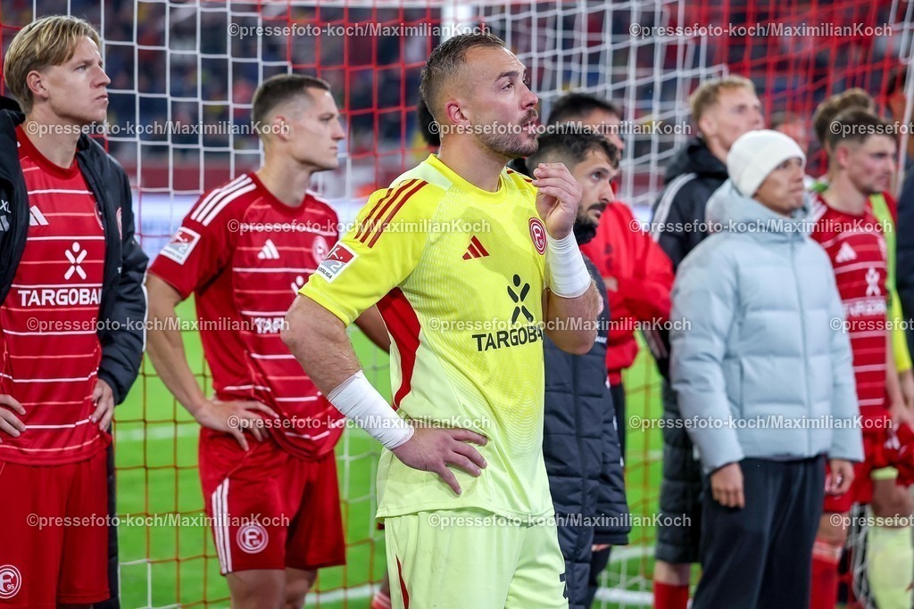 F9503102501222 | 03.10.2025, Fußball, Fortuna Düsseldorf - 1.FC Nürnberg, 2. Fußball Bundesliga, Merkur Spiel-Arena, Saison 2025 2026: Enttäuschte Gesichter nach der 2:3 Niederlage bei Fortuna.  Torwart Florian Kastenmeier (Fortuna Düsseldorf #33) nach dem Spiel sichtlich enttäuscht EnttäuschungDFB regulations prohibit any use of photographs as image sequences and or quasi-video.