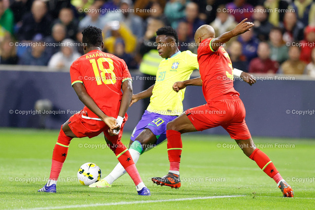 220923bravsgha_0378 | Frankreich Le Havre, 23.09.2022 xabx Nationalteams Freundschaftsspiel Brasilien – Ghana v.l.,Daniel Amartey (Ghana), Vinicius Junior (Brazil), Denis Odoi (Ghana), Zweikampf, Action, Aktion, Battles for the Ball - Realisiert mit Pictrs.com