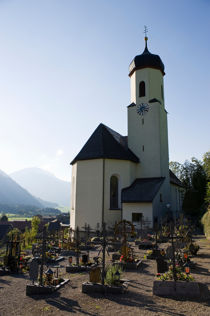 Kirche mit Friedhof | Schoppernau, Austria - December 28, 2010: Kirche mit Friedhof. - Realisiert mit Pictrs.com