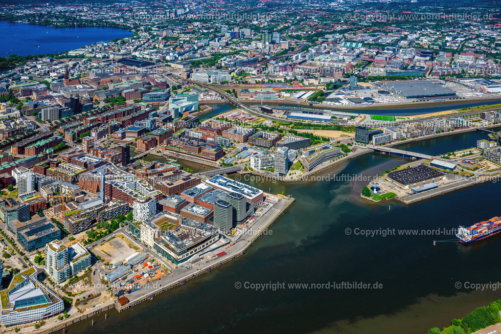Hamburg_Hafencity_Westfield_ELS_8174010725 | HAMBURG 20.06.2025 Baustelle zum Neubau des Gebäudekomplexes des Einkaufszentrum am Überseequartier am Strandkai, Überseeboulevard, New-Orleans-Straße im Ortsteil Hafencity in Hamburg, Deutschland. Weiterführende Informationen bei: CHRISTIAN DE PORTZAMPARC,  Depenbrock Bau GmbH & Co. KG,  F + Z Baugesellschaft, Zweigniederlassung der Hecker Bau GmbH & Co. KG,  Unibail-Rodamco Germany GmbH,  Unibail-Rodamco ÜSQ Süd Quartiersmanagement GmbH. // Construction site for the new building complex of the shopping center at the Ueberseequartier on Strandkai, Ueberseeboulevard, New-Orleans-Strasse in the Hafencity district of Hamburg, Germany. Further information at: CHRISTIAN DE PORTZAMPARC,  Depenbrock Bau GmbH & Co. KG,  F + Z Baugesellschaft, Zweigniederlassung der Hecker Bau GmbH & Co. KG,  Unibail-Rodamco Germany GmbH,  Unibail-Rodamco UeSQ Sued Quartiersmanagement GmbH. Foto: Martin Elsen