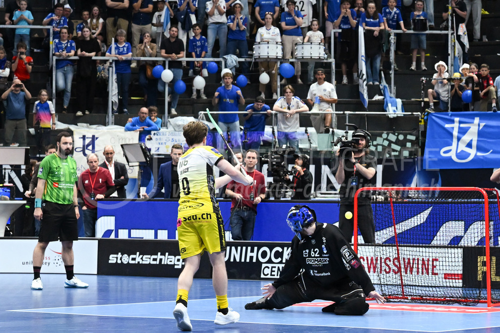 Zug United - HC Rychenberg - 25. April 2026 | Kimo Oesch (#9 HC Rychenberg Winterthur) gegen Nils Schälin (#62 Zug United) beim Penaltyschiessen am L-UPL Superfinal-Spiel zwischen Zug United und HC Rychenberg am 25. April 2026 in der BCF Arena, Fribourg, Schweiz.Bild: Sportfotografie Markus Aeschimann | www.markus-aeschimann.ch - Realisiert mit Pictrs.com