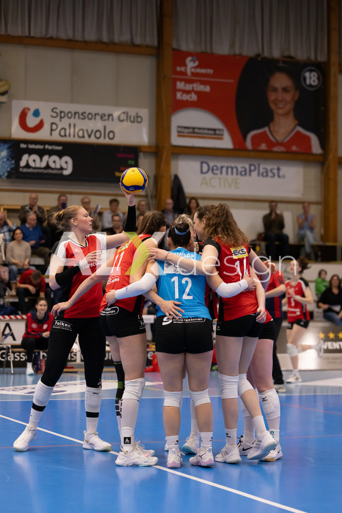 Volleyball I Frauen I Saison 2025-2026 I Volleyball NLA | Women I 1/2 Finals I  VC Kanti Schaffhausen - Sm'Aesch Pfeffingen I 07.03.2026 | VC Kanti Schaffhausen Spielerinnenkreis - Realisiert mit Pictrs.com