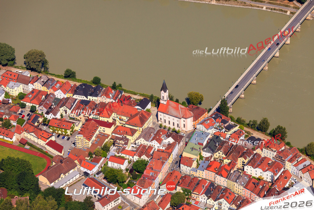 Die Luftaufnahme Innstadt - Passau wurde 2017 mittels Flugzeug (keine Drohne) erstellt. Perfekte Schärfe und Druck- Auflösung- Garantiert!
