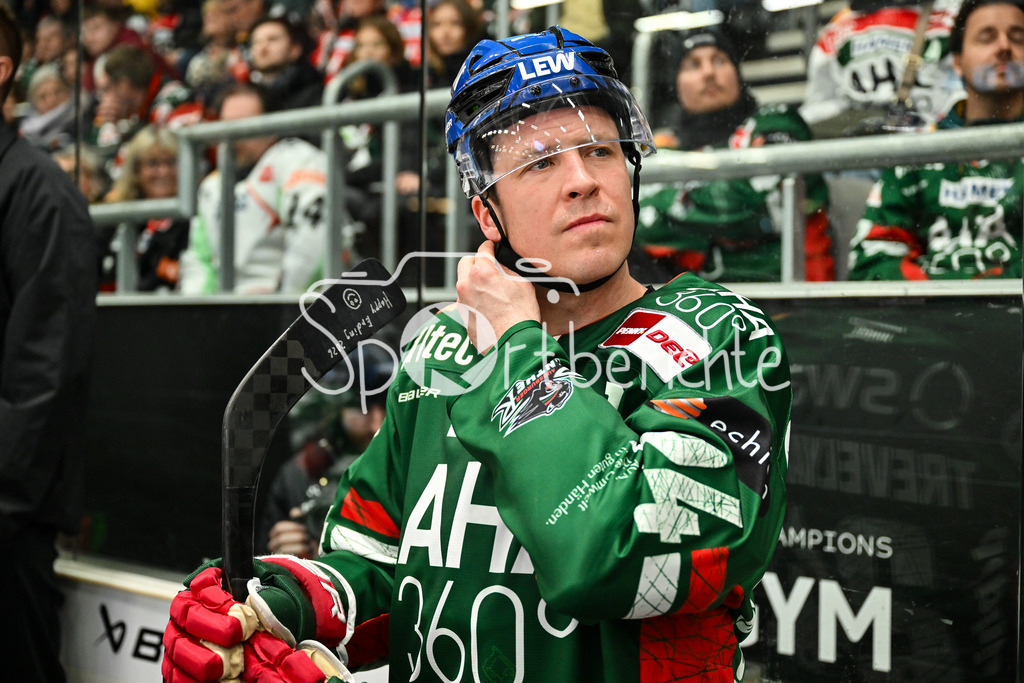 Augsburger Panther - Grizzlys Wolfsburg | AUGSBURG, GERMANY - 15. MARCH: im Bild T. J. TREVELYAN (Augsburger Panther 24) / Einzelfoto / Freisteller auf der Bank während dem Match zwischen den Augsburger Panthern und den Grizzlys Wolfsburg am 52. Spieltag der Penny DEL im Curt Frenzel Stadion