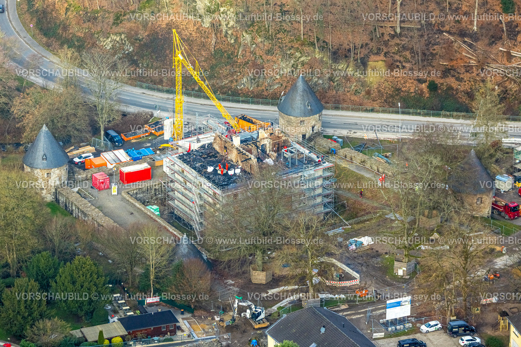 Velbert251200979Neviges | , Luftbild, Schloss Hardenberg, Aufräumarbeiten und Sicherungsarbeiten nach dem Vollbrand des Schlosses am 21.11.2025,  Umbau und Renovierung mit Baugerüst und Baukran, Neviges, Velbert, Bergisches Land, Nordrhein-Westfalen, Deutschland