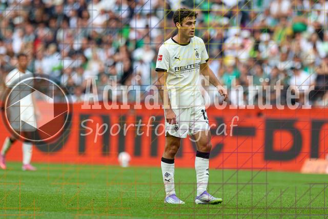 Borussia Mönchengladbach vs SV Werder Bremen - Bundesliga  | Mönchengladbach, Deutschland, 14.09.25:   Giovanni Alejandro Reyna (Borussia Mönchengladbach) schaut waehrend des Spiels der Bundesliga zwischen Borussia Mönchengladbach vs SV Werder Bremen im Stadion im Borussia Park(Foto von Brauer-Fotoagentur / Adrian Schlueter)