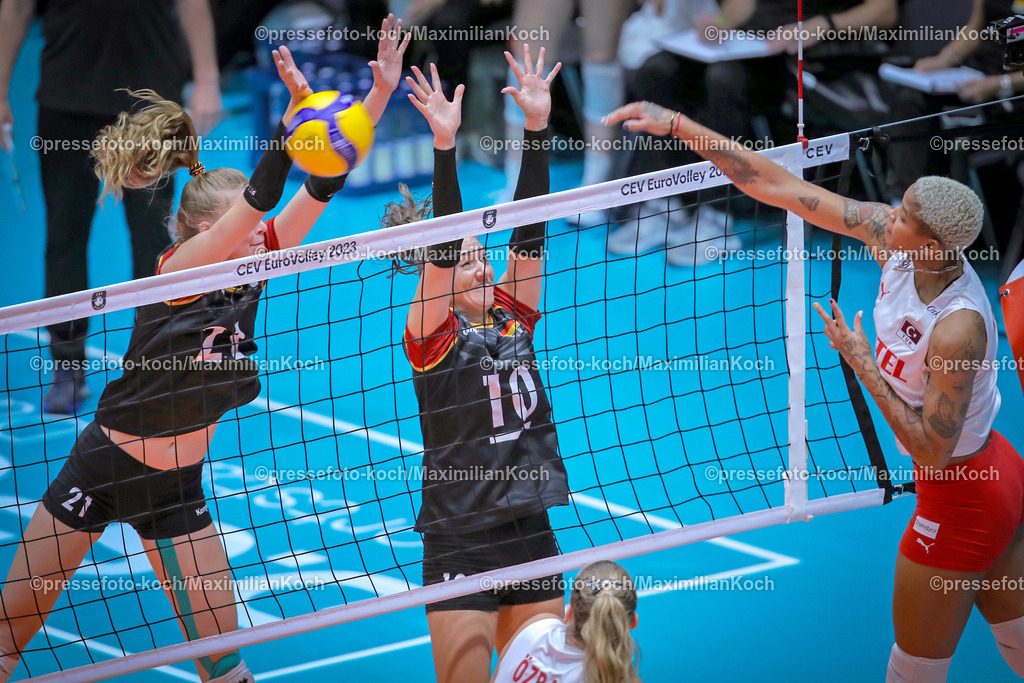 EuroVolley2408230102042 | 24.08.2023, CEV EuroVolley 2023, Volleyball-Europameisterschaften der Frauen, Gruppenphase Gruppe C, Tag8, CASTELLO Düsseldorf: Deutschland vs. Türkei. Melissa Teresa VARGAS (TUR) schmettert den Ball in die Abwehr von Camilla WEITZEL (GER) und Lena STIGROT (GER)
