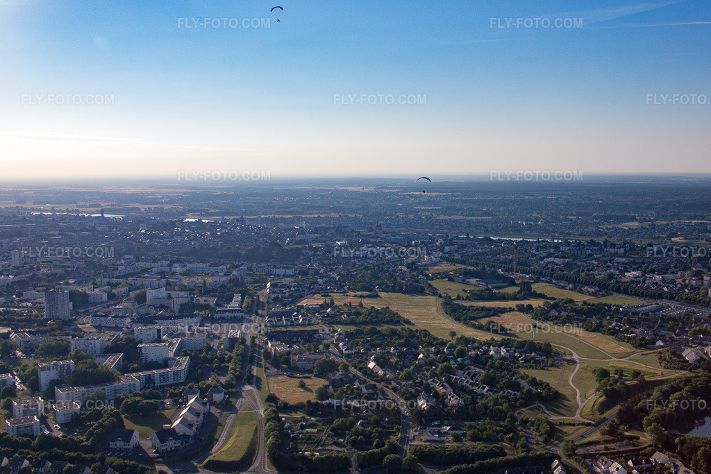 Aerial view: View of the town in Blois in the state Loir et Cher, France. – Photo: IMG_082020.jpg taken on 06/20/2015 by Werner Riehm/FLY-FOTO.com – Resolution of the original: 4578 x 3052 px