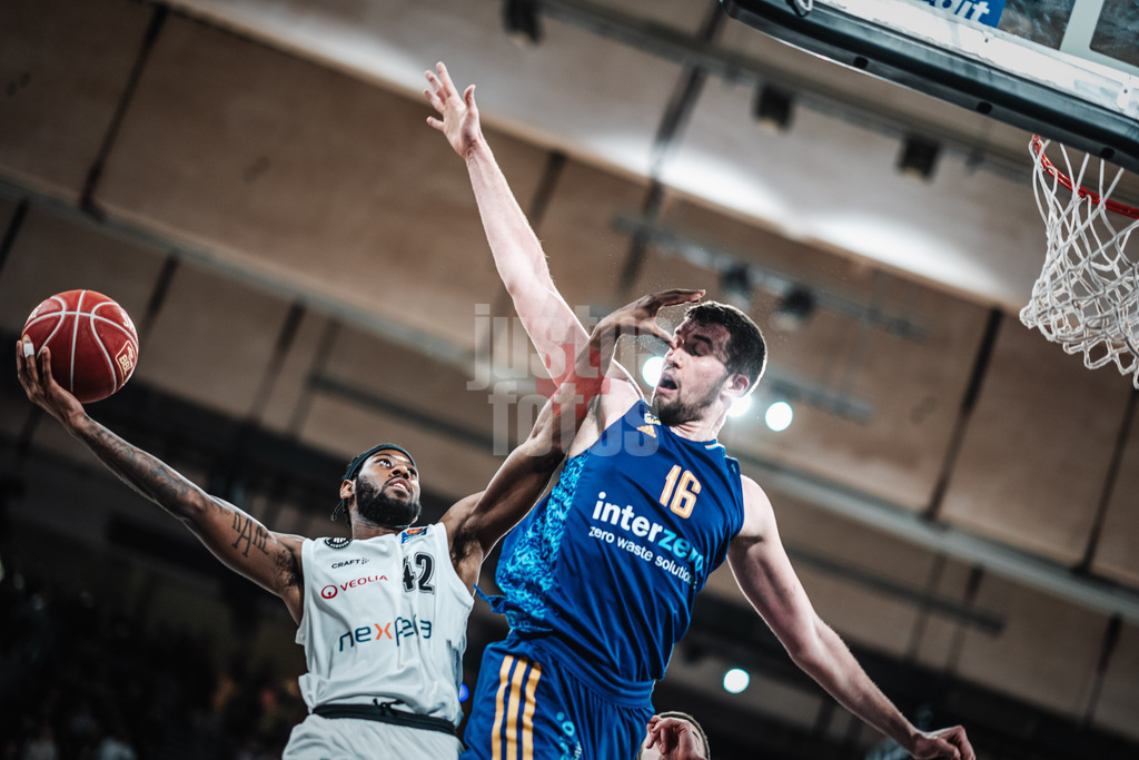 Basketball | Männer | Saison 2023/2024 | easyCredit Basketball Bundesliga | Veolia Towers Hamburg vs. Alba Berlin | 17.04.2024 | Aljami Durham (#42, Veolia Towers Hamburg) in der Luft gegen Kresimir Nikic (#16, Alba Berlin)