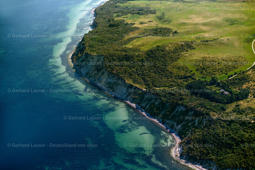 4061531 | INSEL HIDDENSEE 08.09.2021 Küsten- Landschaft an der felsigen Steilküste - Dornbusch im Norden der Insel Hiddensee im Bundesland Mecklenburg-Vorpommern. // Coastline at the rocky cliffs of the island Hiddensee in the state Mecklenburg - Western Pomerania. Foto: Gerhard Launer