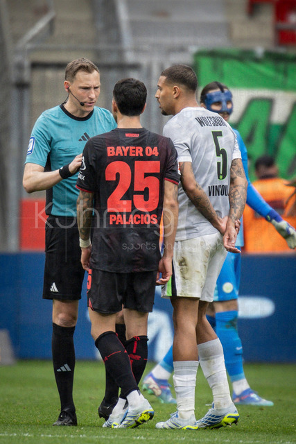 German Bundesliga, Bayer 04 Leverkusen vs. VfL Wolfsburg, 04.04.2026 | LEVERKUSEN, GERMANY - APRIL 4, 2026 :  referee Martin Petersen (Stuttgart) in discussions with Exequiel Palacios (Bayer 04 Leverkusen, 25) and Vinicius Souza (VfL Wolfsburg, 5) during the German Bundesliga match on gameday 28 between Bayer 04 Leverkusen vs. VfL Wolfsburg at BayArena on April 4, 2026 in Leverkusen, Germany. DFL REGULATIONS PROHIBIT ANY USE OF PHOTOGRAPHS AS IMAGE SEQUENCES AND/OR QUASI-VIDEO.