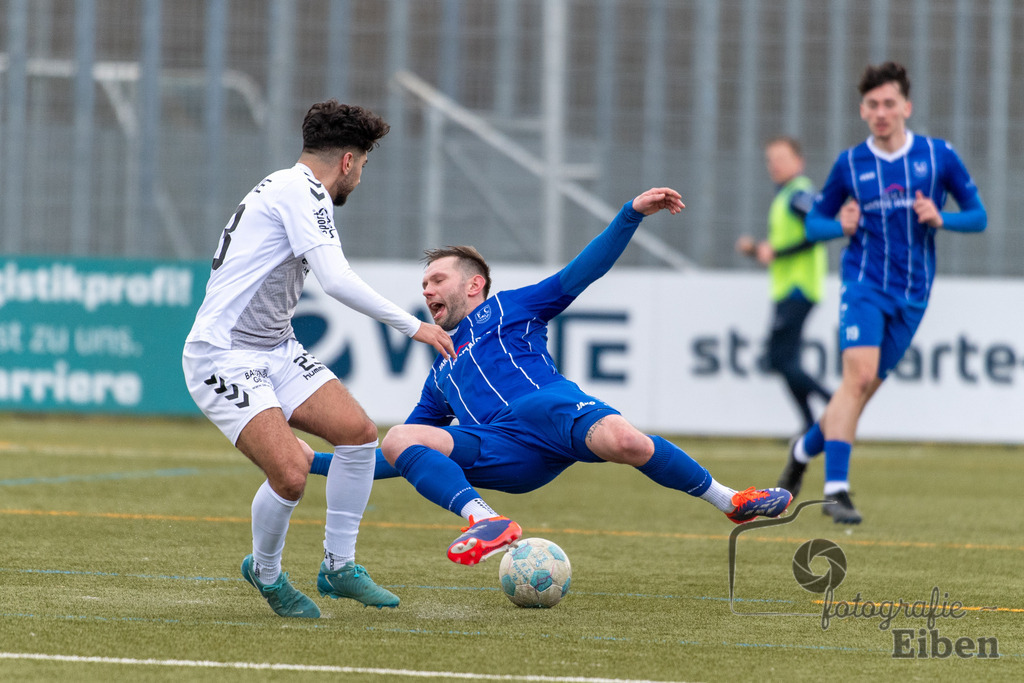 FC Rastede-SV Brake | Herren Bezirks-Testspiel; FC Rastede (blau)-SV Brake (weiß) am 02.03.2025 in Rastede (Sportanlage Kötterswegs), Photo: Philip Eiben 2025 - Realisiert mit Pictrs.com