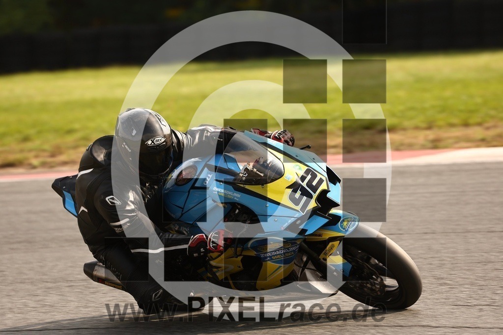 0092-20250908_10686 | Schöne Erinnerungen an spannende Momente - das festzuhalten ist unser Job. PIXELrace.de ist seit 2003 auf den Rennstrecken Europas unterwegs um die Action draußen beim Fahren und die wunderbare Stimmung imm Fahrerlager für euch einzufangen.