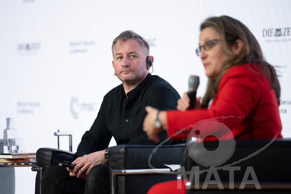 _DWA3290 | Die MSC Security and Literature Series der Münchner Sicherheitskonferenz wird von der ZEIT mitveranstaltet und vom Literaturhaus München unterstützt. Am Donnerstag, 12. Februar (19-20 Uhr), spricht Autor Serhiy Zhadan aus Charkiw mit Chrystia Freeland, Sonderbeauftragte für den Wiederaufbau der Ukraine und ehemalige stellvertretende Premierministerin Kanadas, über die Zukunft der Ukraine - Realisiert mit Pictrs.com