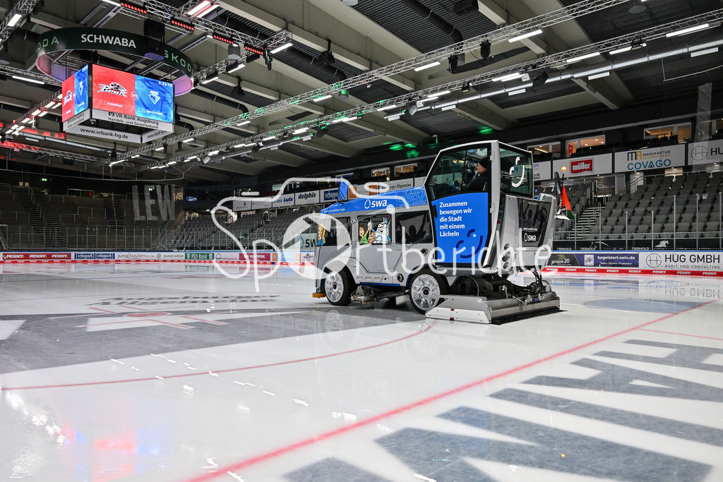 Augsburger Panther - ERC Ingolstadt | Die Eismaschine faehrt vor der Partie noch ueber das Eis / Symbolbild / DEL: Augsburger Panther - ERC Ingolstadt, Curt Frenzel Stadion am 26.01.2025