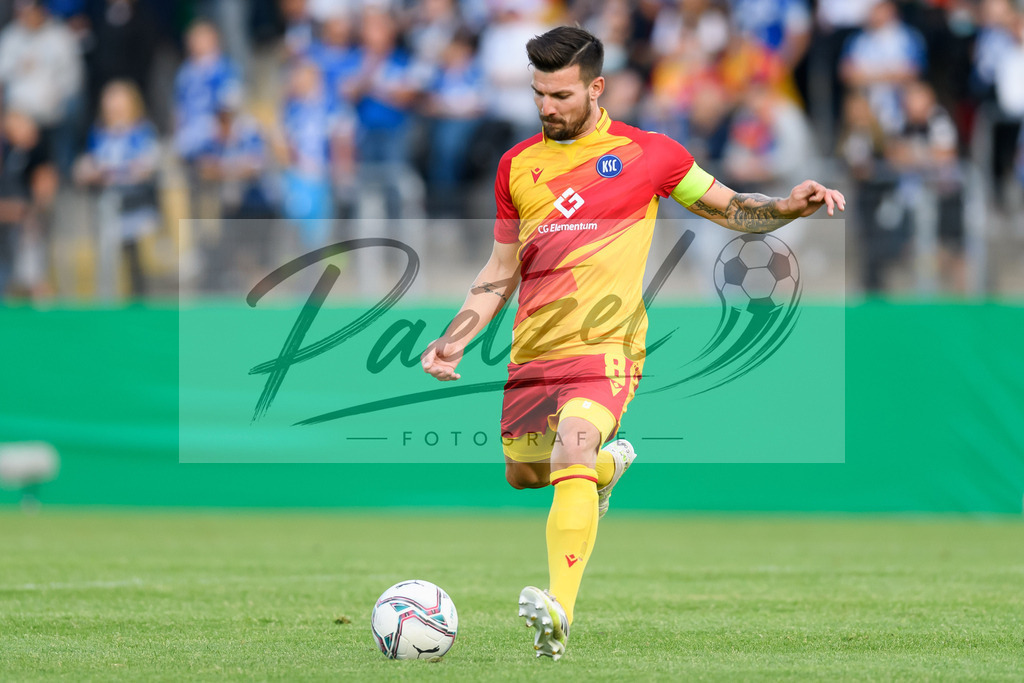 LOTKSC20210809_194 | Fussball, Herren: Jerome Gondorf (Karlsruher SC) in Aktion, am Ball, Einzelaktion beim Spiel der 1. Runde im DFB-Pokal zwischen SF Lotte und Karlsruher SC im Stadion am Lotter Kreuz am 09.08.2021 in Lotte, Deutschland.DFB / DFL REGULATIONS PROHIBIT ANY USE OF PHOTOGRAPHS AS IMAGE SEQUENCES AND/OR QUASI-VIDEO. - Realisiert mit Pictrs.com