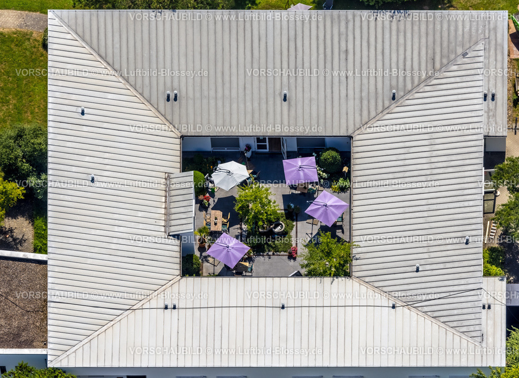 Duisburg230707804 | Luftbild, Malteser Hospizzentrum St. Raphael, mit Sonnenschirmen im Innenhof, Huckingen, Duisburg, Ruhrgebiet, Nordrhein-Westfalen, Deutschland