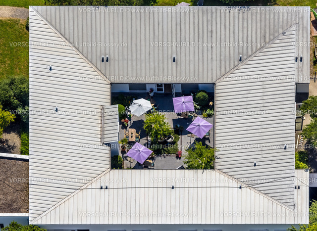Duisburg230707804 | Luftbild, Malteser Hospizzentrum St. Raphael, mit Sonnenschirmen im Innenhof, Huckingen, Duisburg, Ruhrgebiet, Nordrhein-Westfalen, Deutschland