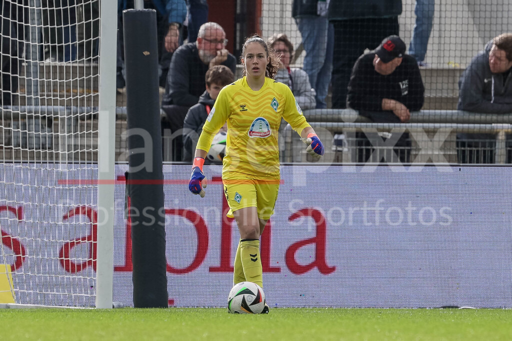 Fussball, Google Pixel Frauen-Bundesliga, Eintracht Frankfurt - SV Werder Bremen | v.li.: Livia Peng (Torhüterin, Torwart, SV Werder Bremen, 1) am Ball, Freisteller, Einzelbild, Ganzkörper, Aktion, Action, Spielszene, DIE DFB-RICHTLINIEN UNTERSAGEN JEGLICHE NUTZUNG VON FOTOS ALS SEQUENZBILDER UND/ODER VIDEOÄHNLICHE FOTOSTRECKEN. DFB REGULATIONS PROHIBIT ANY USE OF PHOTOGRAPHS AS IMAGE SEQUENCES AND/OR QUASI-VIDEO.