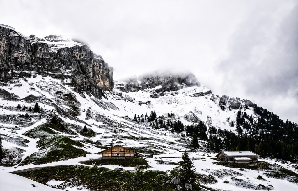 Ällgäuli / Hohgant | Die Absicht war, das Mountainbike bei der Alphütte zu deponieren und auf den Hohgant zu wandern, aber es hatte noch zu viel Schnee. Der Nebel war auch nicht einladend, weiter in die Höhe zu steigen, aber er gab eine schöne Stimmung für das Foto ab. 
-----------------------------------------------
The intention was to deposit the mountain bike at the alpine hut and hike up the Hohgant, but there was still too much snow. The fog was not inviting to rise any further, but it created a nice atmosphere for the photo.
-----------------------------------------------
Dieser Druck ist in einer limitierten Auflage von 5 Exemplaren erhältlich. 
This print is available in a limited edition of 5 copies. 
http://art.hess.photography/29-aellgaeuli-hohgant.html - Realisiert mit Pictrs.com