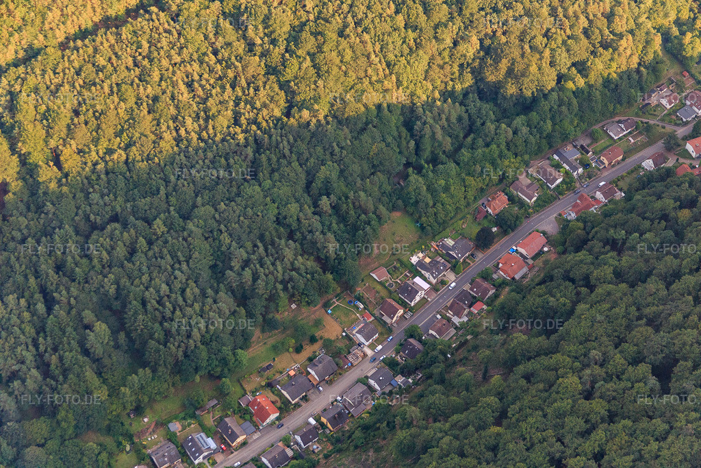 Luftbild: Schulstr in Rinnthal im Bundesland Rheinland-Pfalz in Deutschland. Foto: IMG_084144.jpg vom 29.08.2015 durch Werner Riehm/FLY-FOTO.de