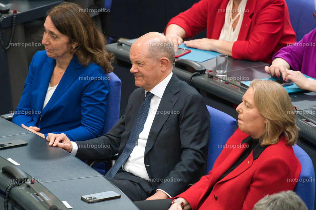 Olaf Scholz zwischen Bärbel Bas und Aydan Özo_uz Özoguz | Metropolico