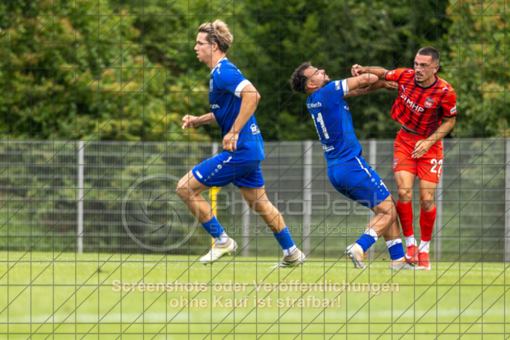 20250706_160540_1279 | #,TSG Salach (blau) vs. 1.FC Heidenheim (rot), Fußball, Freundschaftsspiel - WfV, Saison 2025/2026, Rasensportplatz, Staufenecker Str. 41, 73084 Salach, 06.07.2025 - 15:30 Uhr,Foto: PhotoPeet-Sportfotografie/Peter Harich