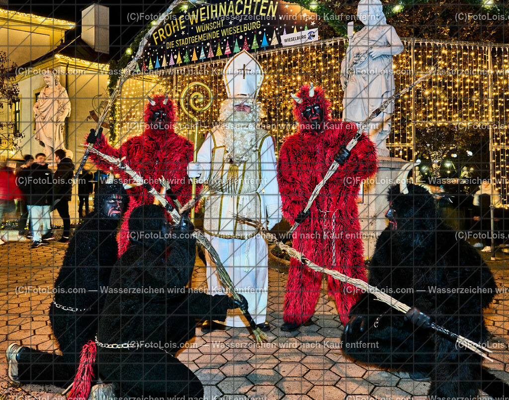 ALP7704_Wieselburger Advent_Nikolaus und Krampusse | (C)FotoLois.com, Alois Spandl, Wieselburger Advent im Schlosspark, Besuch durch den Hl. Nikolaus und seinen Krampussen, Sa 3. Dezember 2022.