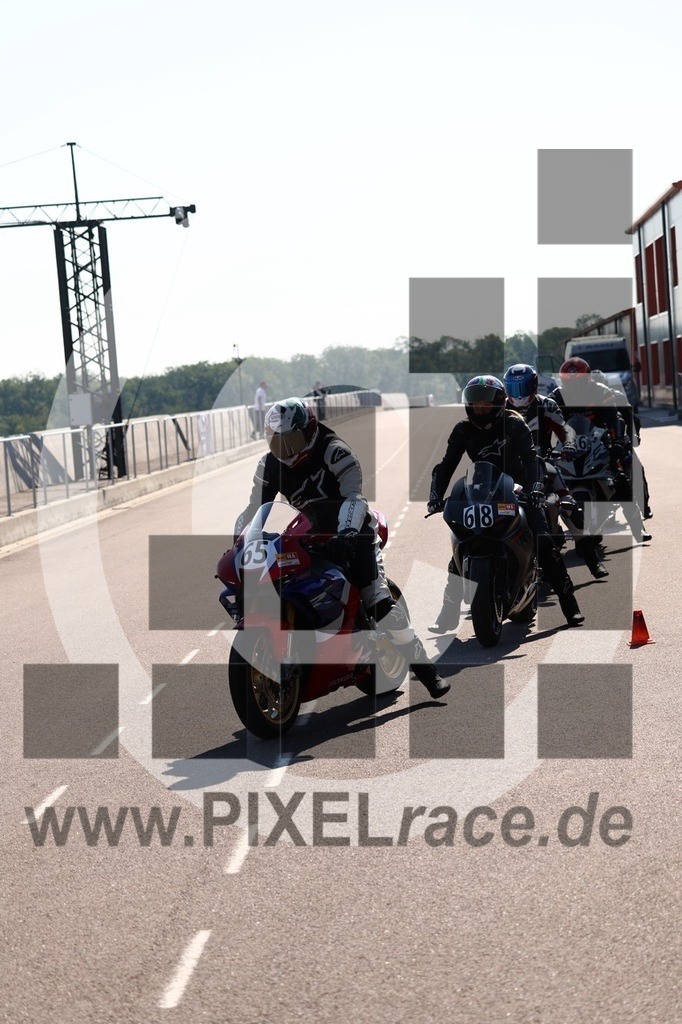 0065-20250619_00328 | Schöne Erinnerungen an spannende Momente - das festzuhalten ist unser Job. PIXELrace.de ist seit 2003 auf den Rennstrecken Europas unterwegs um die Action draußen beim Fahren und die wunderbare Stimmung imm Fahrerlager für euch einzufangen.